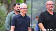 15.4.2024, Hanoi, Vietnam, Apple CEO Tim Cook (C) walks near Hoan Kiem lake in downtown Hanoi during his visit to Vietnam on April 15, 2024. Tech giant Apple said it would increase spending on suppliers in Vietnam, a key production hub, as CEO Tim Cook arrived on April 15, 2024 in the country for a two-day visit. (Photo by Giang HUY / AFP)