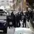 Um camburão da polícia francesa e diversos agentes uniformizados