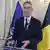 Jens Stoltenberg. Atrás una bandera de la OTAN y otra de Ucrania.