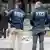 Припадници на полицијата и на спасувачките служби на местото каде што се самозапали 30-годишниот маж во Њујорк
